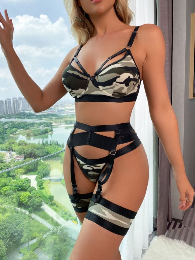 String sexy camouflage pour femme, avec jarretières et tanga.