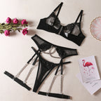 Ensemble de lingerie sexy quatre pièces en chaîne métallique brodée, comprenant un string et un tanga.